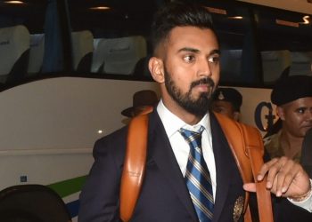 [WATCH] IPL 2025: KL Rahul photographs with his daughter and meets a Telangana MLA