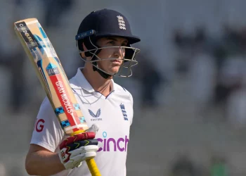 England declare at 565-6 following Brook's quickfire half-century
