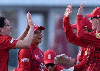 WATCH: Sophia Dunkley’s brilliant one-handed grab sends Zaida James back to the pavilion