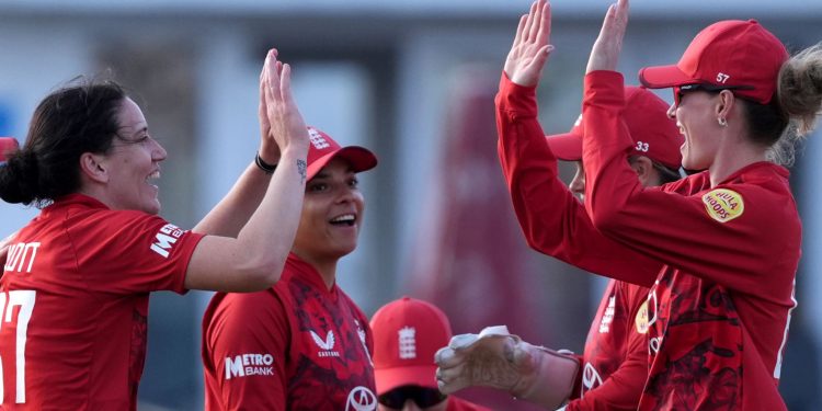 WATCH: Sophia Dunkley’s brilliant one-handed grab sends Zaida James back to the pavilion