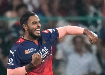 [Watch] IPL2025: PBKS is left reeling after Nehal Wadhera cuts on Yash Dayal's delivery