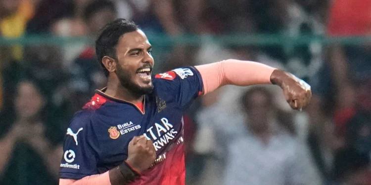 [Watch] IPL2025: PBKS is left reeling after Nehal Wadhera cuts on Yash Dayal's delivery