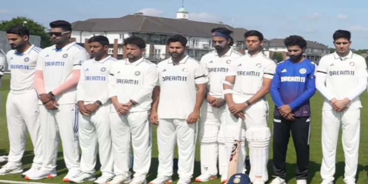 India and England players hold a minute’s silence before first Test to honour Ahmedabad plane crash victims 1 India and England players hold a minute’s silence before first Test to honour Ahmedabad plane crash victims