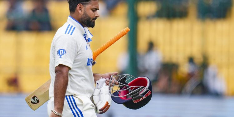 Leads' centurion Rishabh Pant is praised by Ravi Shastri, who says, "He is a package that can be extremely dangerous" 1 Leads' centurion Rishabh Pant is praised by Ravi Shastri, who says, "He is a package that can be extremely dangerous"