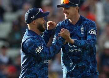 [WATCH] ENG vs WI 2025: Ben Duckett's brilliant catch dismisses Justin Greaves
