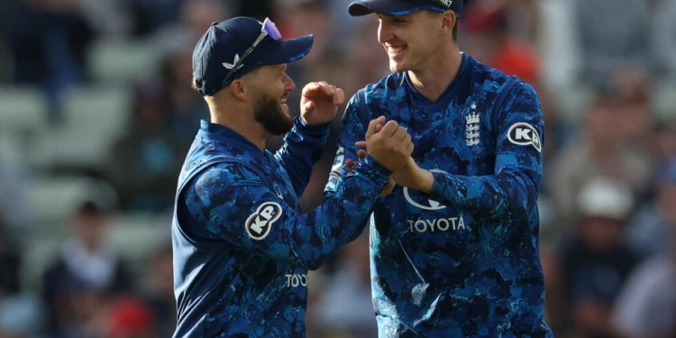 [WATCH] ENG vs WI 2025: Ben Duckett's brilliant catch dismisses Justin Greaves