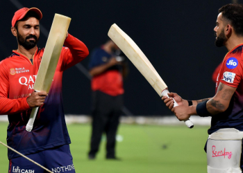 Observe how Michael Atherton makes fun of Dinesh Karthik during their timeout conversation with Virat Kohli during the IPL final