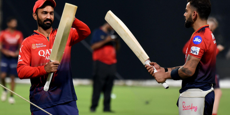 Observe how Michael Atherton makes fun of Dinesh Karthik during their timeout conversation with Virat Kohli during the IPL final 1 Observe how Michael Atherton makes fun of Dinesh Karthik during their timeout conversation with Virat Kohli during the IPL final