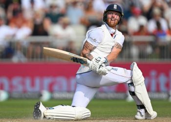 Ben Stokes resumes batting after retiring hurt in Manchester Test, fans relieved