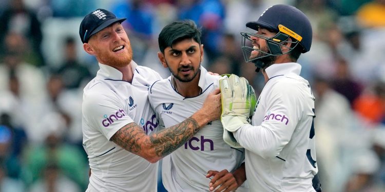 Shoaib Bashir hurts himself trying a catch, Jadeja survives 1 Shoaib Bashir hurts himself trying a catch, Jadeja survives