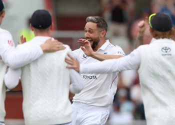Chris Woakes' twin strikes jolt India in Manchester