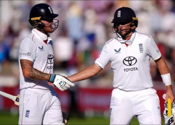 Root anchors England on challenging day