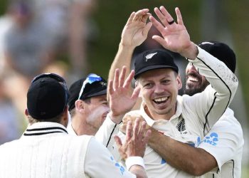 Injured Phillips out, Bracewell in for Zimbabwe Test opener