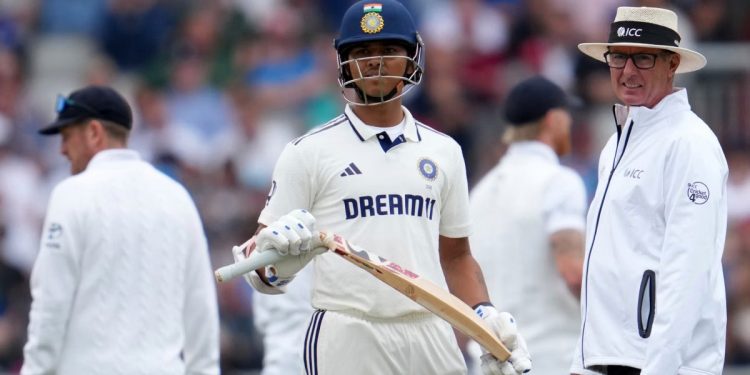 Jaiswal's bat breaks facing Woakes' nip-backer in Manchester Test 1 Jaiswal's bat breaks facing Woakes' nip-backer in Manchester Test