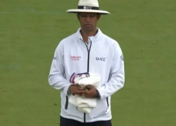 Dharmasena’s gesture helps England block DRS