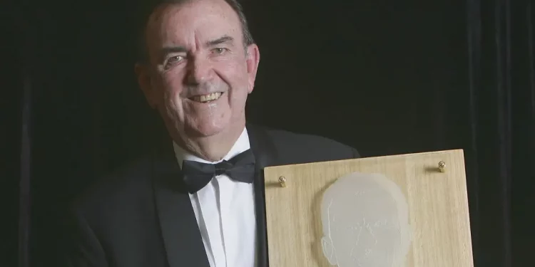 Ex-Australia captain, coach Bob Simpson dies at 89 1 Ex-Australia captain, coach Bob Simpson dies at 89