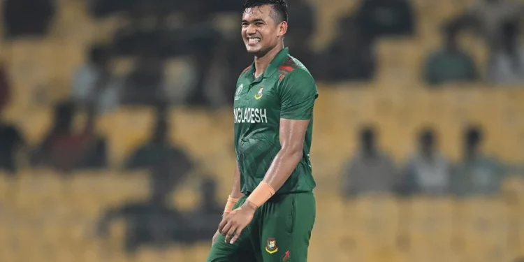 Taskin hits six, gets hit-wicket! 1 Taskin hits six, gets hit-wicket!