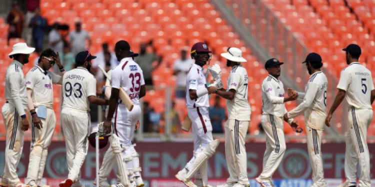 Sudharsan’s Unbelievable Catch Sends Campbell Back, Injury Scare Follows