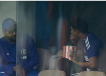 Gill Enjoys Rain Break Popcorn with Rohit Sharma