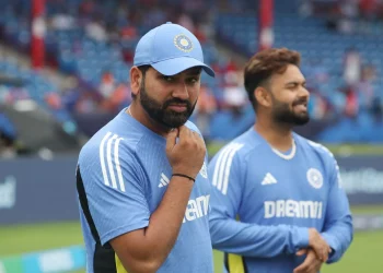 Pant hands Rohit a fallen eyelash; skipper makes a wish