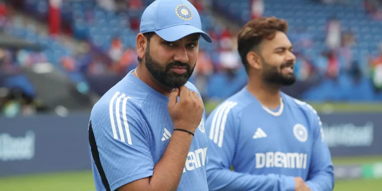 Pant hands Rohit a fallen eyelash; skipper makes a wish 1 Pant hands Rohit a fallen eyelash; skipper makes a wish