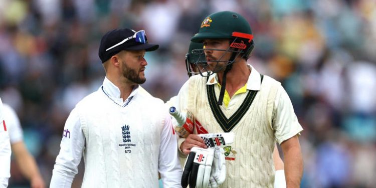 Travis Head Supports Duckett