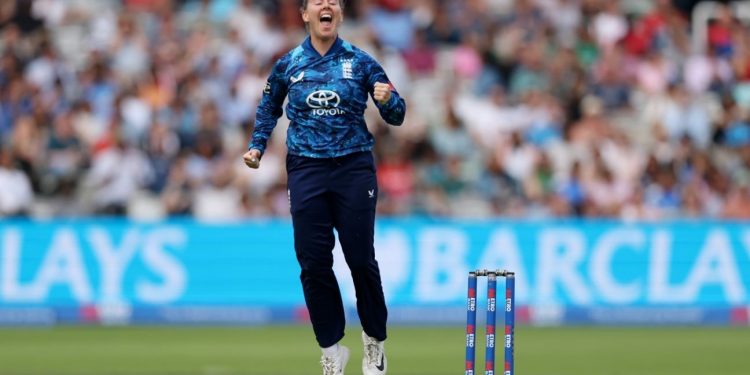 Linsey Smith earns first England central contract