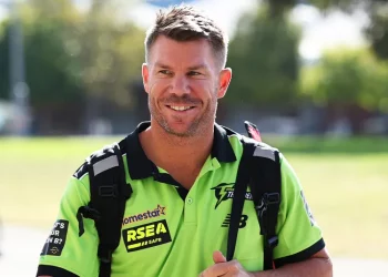 David Warner stays with Thunder